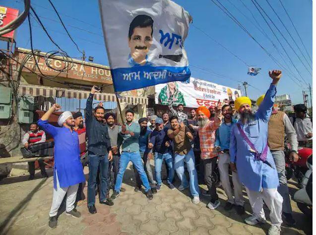 ਇਸ ਨੂੰ ਲੈ ਕੇ ਆਪ ਵਰਕਰਾਂ ਵੱਲੋਂ ਵੱਖ-ਵੱਖ ਥਾਈਂ ਭੰਗੜੇ ਪਾ ਕੇ ਲੱਡੂ ਵੰਡ ਕੇ ਤੇ ਨੱਚ ਗਾ ਕੇ ਖੁਸ਼ੀ ਮਨਾਈ ਜਾ ਰਹੀ ਹੈ।