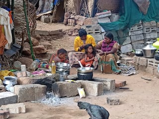 2.12 லட்சம் பங்குத்தொகை கொடுத்தால் மட்டுமே அரசு வீடு - அரசின் உதவியை எதிர்நோக்கும் மலைவாழ் மக்கள்