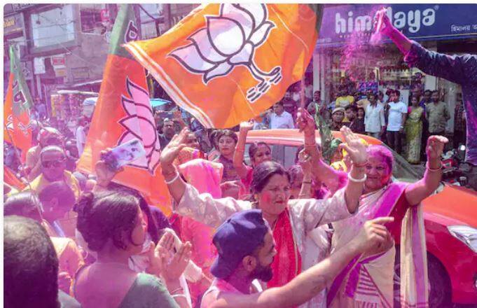 ਉੱਤਰ ਪ੍ਰਦੇਸ਼ 'ਚ 403 'ਚੋਂ 399 ਸੀਟਾਂ 'ਤੇ ਆਏ ਰੁਝਾਨਾਂ ਮੁਤਾਬਕ ਭਾਜਪਾ 274 ਸੀਟਾਂ 'ਤੇ ਅੱਗੇ ਚੱਲ ਰਹੀ ਹੈ। ਯੂਪੀ 'ਚ ਭਾਜਪਾ ਵਰਕਰਾਂ ਸਮੇਤ ਸਮਰਥਕਾਂ 'ਚ ਖਾਸਾ ਉਤਸ਼ਾਹ ਦੇਖਣ ਨੂੰ ਮਿਲਿਆ ਹੈ। ਇਸ ਵਿਚ ਔਰਤਾਂ ਦੀ ਗਿਣਤੀ ਵੀ ਵਧੀ ਹੈ। ਮਹਿਲਾਵਾਂ ਦੇ ਹੱਥਾਂ ਵਿੱਚ ਭਾਜਪਾ ਦਾ ਝੰਡਾ ਦਿਖਿਆ ਤੇ ਨੱਚ-ਗਾ ਕੇ ਭਾਜਪਾ ਦੀ ਜਿੱਤ ਦੇ ਜਸ਼ਨ ਵਿੱਚ ਡੁੱਬੀ।