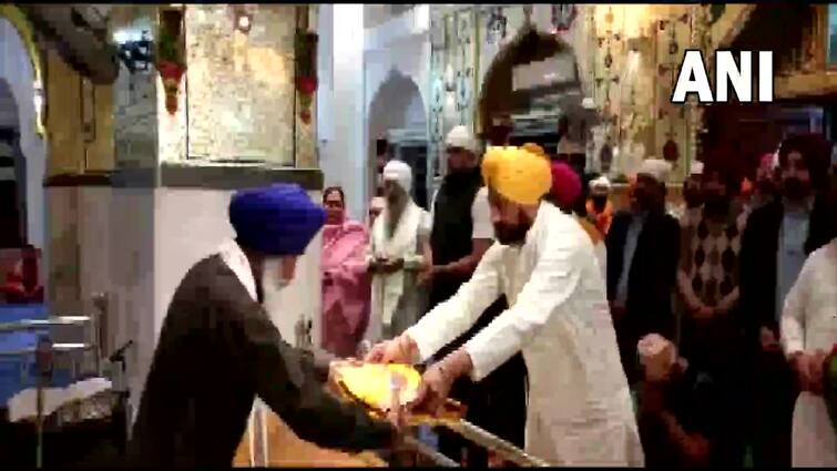 Punjab Elections Result 2022: CM Charanjit Singh Channi pays homage at Gurdwara Sri Katalgarh Sahib before counting of votes  Punjab Elections Result 2022 : CM ਚਰਨਜੀਤ ਸਿੰਘ ਚੰਨੀ ਨੇ ਵੋਟਾਂ ਦੀ ਗਿਣਤੀ ਤੋਂ ਪਹਿਲਾਂ ਗੁਰਦੁਆਰਾ ਸ੍ਰੀ ਕਤਲਗੜ੍ਹ ਸਾਹਿਬ 'ਚ ਟੇਕਿਆ ਮੱਥਾ