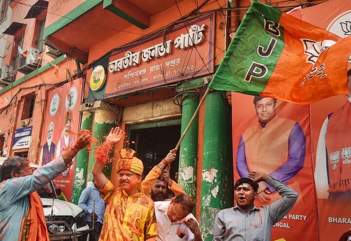 উত্তরপ্রদেশ সহ চার রাজ্যে বিধানসভা নির্বাচনে বিজেপি-র বিপুল জয়ের পর কলকাতাতেও উৎসবে মেতেছেন বিজেপি কর্মী-সমর্থকরা।