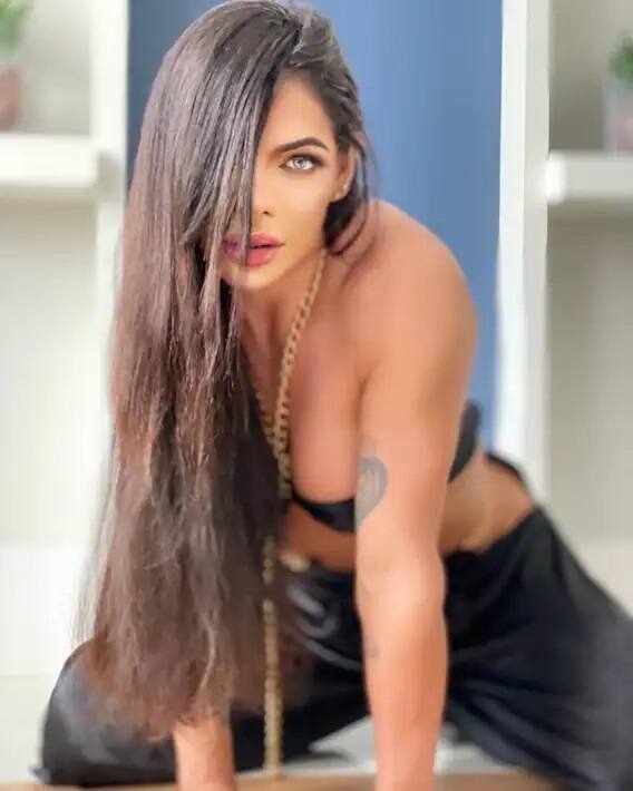 તાજેતરમાં જ તેને એ કહેતા તમામને ચોંકાવી દીધા હતા કે તેને રેન્ટેડ ઘરમાંથી માત્ર 24 કલાકમાં એટલા માટે ભગાડી દીધી કે કેમ કે તે બહુજ હૉટ છે. તેની હૉટનેસ અદાથી લોકો પરેશાન થઇ રહ્યાં હતા.