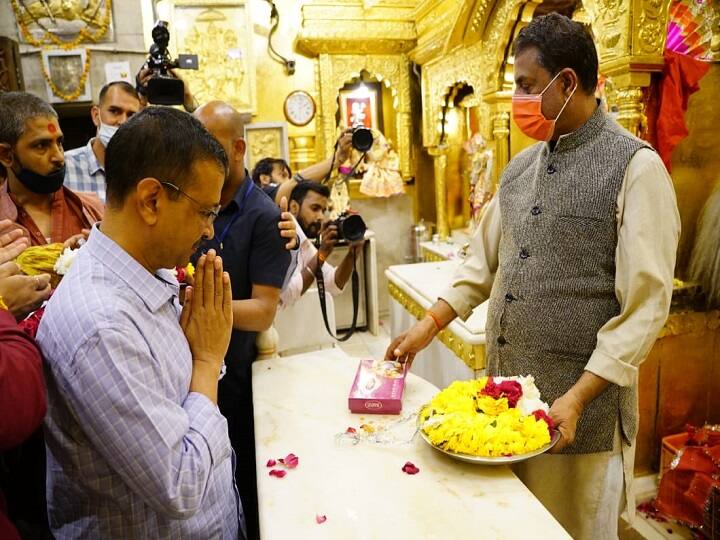 पंजाब विधानसभा चुनाव में अभूतपूर्व जीत का स्वाद चखने से पहले आम आदमी पार्टी के समन्वयक और दिल्ली के मुख्यमंत्री अरविंद केजरीवाल ने उप मुख्यमंत्री मनीष सिसोदिया और अपने मंत्रिमंडलीय सहयोगी सत्येन्द्र जैन के साथ बृहस्पतिवार को कनॉटप्लेस स्थित हनुमान मंदिर में पूजा अर्चना की.