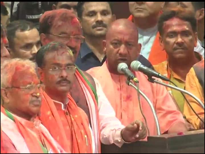 Election Result 2022: CM Yogi Adityanath celebrates with party workers at BJP headquartes Election Result 2022: UPમાં ભવ્ય જીત પર યોગી આદિત્યનાથે કહ્યુ- રાષ્ટ્રવાદ, વિકાસ અને સુશાસનને મળ્યા જનતાના આશીર્વાદ