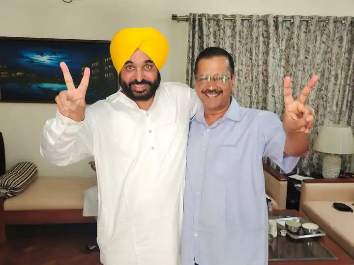 Punjab Election 2022 Result Celebrations at AAP headquarters in delhi welcome Arvind Kejriwal, Bhagwant Mann Punjab Election 2022 Result: पंजाब में शानदार जीत पर आप के मुख्यालय में जश्न का माहौल, पंजाबी गीतों पर लगे ठुमके