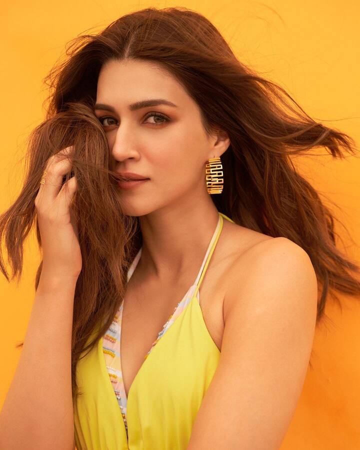 पिवळ्या रंगाच्या जम्पसूटमध्ये केलेलं हे फोटोशूट सध्या व्हायरल होतंय. (photo:kritisanon/ig)