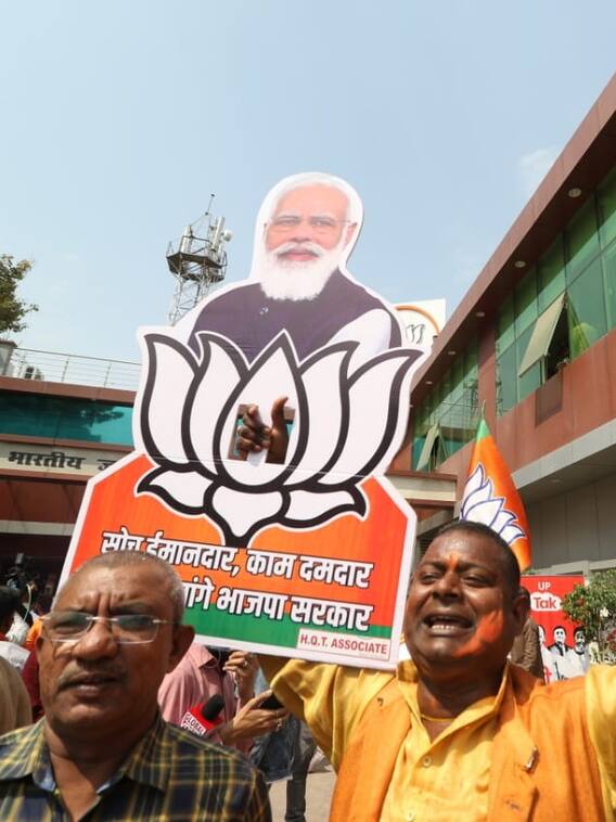 यूपी में बेहतर प्रदर्शन के बाद बीजेपी नेता और कार्यकर्ताओं ने ऐसे मनाया जश्न