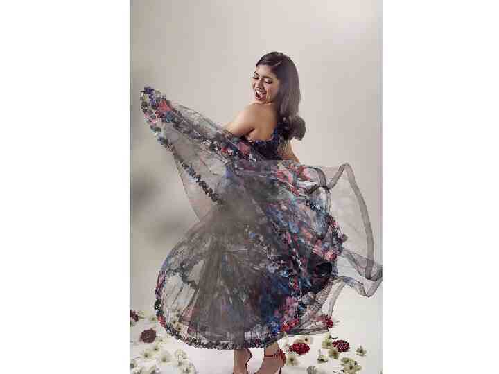 या फोटोंमध्ये भूमी पेडणेकर स्टायलिश ब्लॅक फ्लोरल वन-शोल्डर ऑर्गेन्झा ड्रेसमध्ये खूपच सुंदर दिसत आहे.