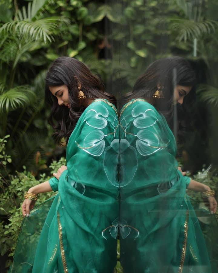 మిర్రర్ ఇమేజస్‌తో ఇరగదీసింది. ఒకే ఫోటోలో ఇద్దరిలా కనిపిస్తూ ఆకట్టుకుంటోంది.  -Image credit: Kalyani Priyadarshini/Instagram
