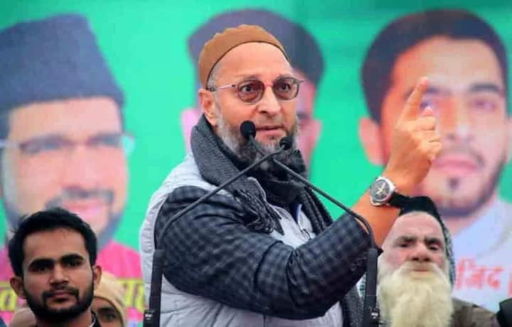 यूपी के चुनाव में AIMIM का अब तक आए रूझानों में खाता भी नहीं खुल सका है. जिस प्रकार चुनाव प्रचार के दौरान पार्टी की सीट जीतने का दावा किया जा रहा था वह सभी दावा फीका नजर आया है.