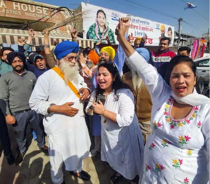 ਵਰਕਰਾਂ ਵਿੱਚ ਔਰਤਾਂ ਵੀ ਸ਼ਾਮਲ ਸਨ, ਜੋ ਪਾਰਟੀ ਦੀ ਜਿੱਤ ’ਤੇ ਨੱਚਦੀਆਂ ਨਜ਼ਰ ਆਈਆਂ। ਇਸ ਦੌਰਾਨ ਉਨ੍ਹਾਂ ਨੇ ਇੱਕ ਦੂਜੇ ਨੂੰ ਮਠਿਆਈਆਂ ਵੀ ਖਿਲਾਈਆਂ ਅਤੇ ਪਾਰਟੀ ਦੇ ਨਾਅਰੇ ਲਗਾ ਕੇ ਖੁਸ਼ੀ ਮਨਾਈ।