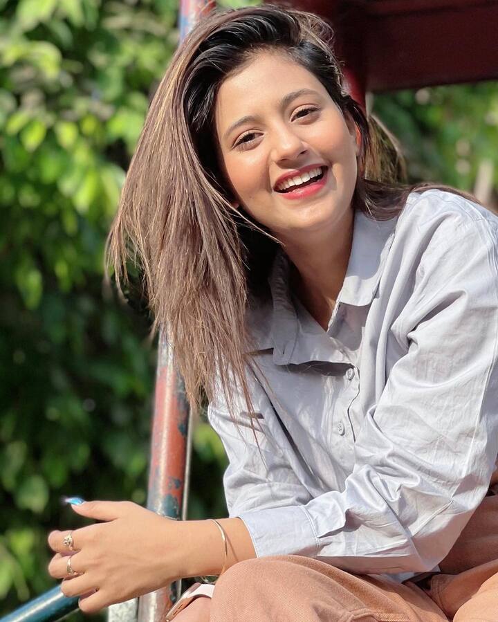 અંજલિ અરોરા કંગના રનૌતની જેલમાં સૌથી નાની વયની કેદી છે. અંજલિ શોમાં આવવા માટે એકતા કપૂર પાસેથી મોટી રકમ લઈ રહી છે. રિપોર્ટ અનુસાર અંજલીને એક અઠવાડિયા માટે 3 થી 4 લાખ રૂપિયા આપવામાં આવી રહ્યા છે.