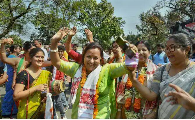 ਕੁਝ ਤਸਵੀਰਾਂ 'ਚ ਸਮਰਥਕ ਅਤੇ ਕਾਰਕੁਨ ਸੜਕਾਂ 'ਤੇ ਰੰਗਾਂ ਨਾਲ ਖੇਡ ਕੇ ਜਿੱਤ ਦਾ ਜਸ਼ਨ ਮਨਾ ਰਹੇ ਹਨ। ਇਨ੍ਹਾਂ 'ਚ ਵੱਡੀ ਗਿਣਤੀ 'ਚ ਔਰਤਾਂ ਵੀ ਜਿੱਤ ਦਾ ਜਸ਼ਨ ਮਨਾਉਂਦੀਆਂ ਨਜ਼ਰ ਆਈਆਂ ਹਨ।