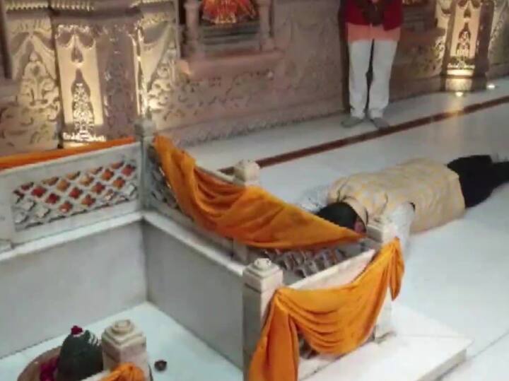 नंद गोपाल गुप्ता नंदी ने मंदिर में दंडवत होकर भगवान को प्रणाम किया और अपनी जीत की मन्नत मांगी