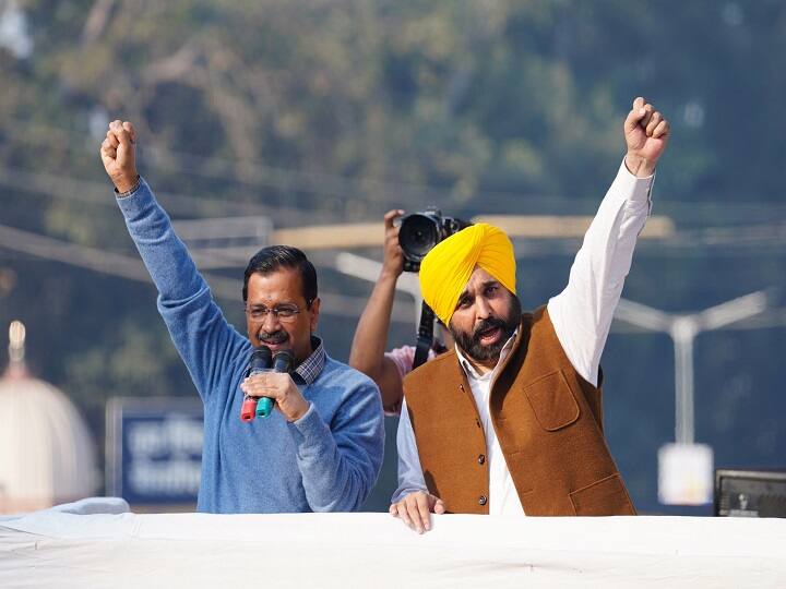 इस बार अमरिंदर सिंह की नवगठित पार्टी के साथ गठबंधन में चुनाव लड़ रही भारतीय जनता पार्टी के हाथ भी कुछ नहीं आया है.  दिल्ली में आप कार्यकर्ताओं ने पार्टी मुख्यालय के बाहर जश्न मनाया और पंजाबी गानों पर जमकर नाचे.