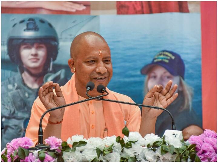 जानकार बताते हैं कि स्नातक की पढ़ाई करते हुए योगी 1990 में अखिल भारतीय विद्यार्थी परिषद से जुड़ गए और 1992 में उन्होंने हेमवती नंदन बहुगुणा गढ़वाल विश्वविद्यालय से बीएससी किया.