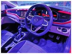 रेड एंबिएंट लाइट, कनेक्टेड कार टेक्नोलॉजी और 521 लीटर बूट स्पेस के साथ कैसी है फोक्सवैगन वर्टस