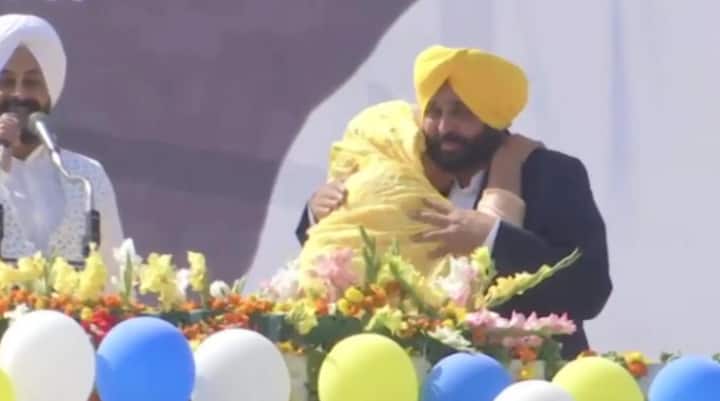 ਉਨ੍ਹਾਂ ਕਿਹਾ ਕਿ ਤੁਸੀਂ ਲੋਕਾਂ ਨੇ ਝਾੜੂ ਮਾਰ ਕੇ ਆਪਣਾ ਫਰਜ਼ ਨਿਭਾਇਆ ਹੈ, ਹੁਣ ਜ਼ਿੰਮੇਵਾਰੀ ਨਿਭਾਉਣ ਦੀ ਮੇਰੀ ਵਾਰੀ ਹੈ।