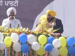 Punjab Election Result 2022: बेटे की जीत पर भावुक हो गईं भगवंत मान की मां, मंच पर ही लगाया गले, तस्वीरें इमोशनल कर देंगी
