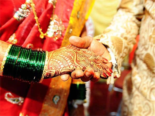 inter caste marriage financial assistance by government for dalit get 2 lakh rupees from government for marriage marathi news लग्न केल्यावर मिळू शकतो अडीच लाखांचा फायदा! फक्त एक अट पूर्ण करावी लागेल