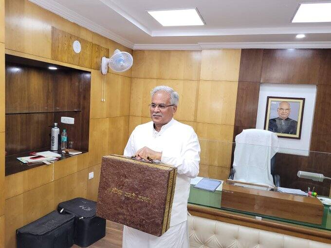 Chhattisgarh: Bhupesh Baghel carries briefcase made of cow dung to present state Budget in the state assembly Bhupesh Baghel: গোবরের তৈরি ব্রিফকেস নিয়ে বিধানসভায় ছত্তীসগঢ়ের মুখ্যমন্ত্রী