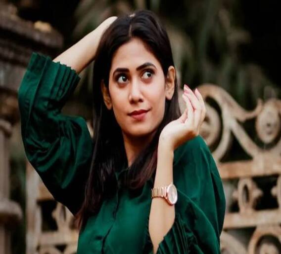 ‘खानविलकरां’च्या सुनेचा ग्लॅमरस अवतार!