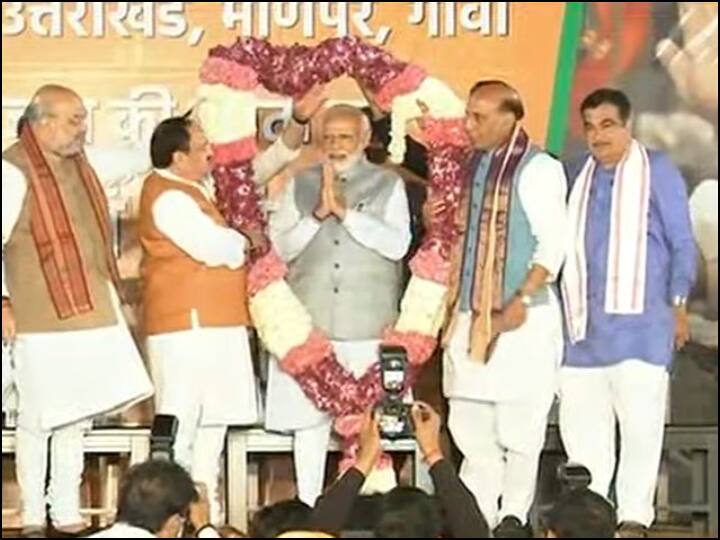 PM Modi Live PM Narendra Modi live address in BJP Party HQ in Delhi Highlights PM Modi Live : થોડીવારમાં કાર્યકર્તાઓને સંબોધિત કરશે વડાપ્રધાન મોદી, અમિત શાહ-રાજનાથ સિંહ પણ ભાજપ કાર્યાલય પહોંચ્યા