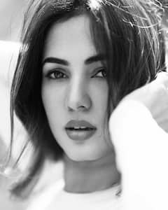 Sonal Chauhan Photos: బీచ్ లో మత్తెక్కిస్తోన్న మన్మధుడి బ్యూటీ