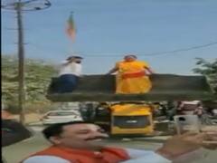 UP Election Result 2022: बीजेपी की बढ़त से जोश में कार्यकर्ता, जश्न मनाने के लिए बुलडोजर पर चढ़ीं कानपुर की मेयर