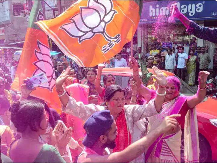 तर पंजाबमध्ये आम आदमी पक्षानं इतर पक्षांचा सुपडासाफ केला आहे.
