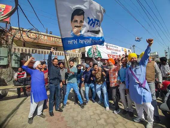 પંજાબની 117 વિધાનસભા બેઠકોમાંથી AAPને 90 બેઠકો મળી રહી છે જ્યારે કોંગ્રેસને 15 બેઠકો મળી રહી છે.