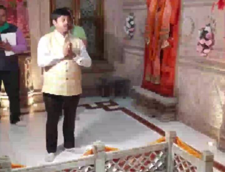 उत्तर प्रदेश में भी वोटों की गिनती जारी है. उससे पहले राज्य के मंत्री नंद गोपाल गुप्ता नंदी ने प्रयागराज के हनुमान मंदिर में दर्शन किए.