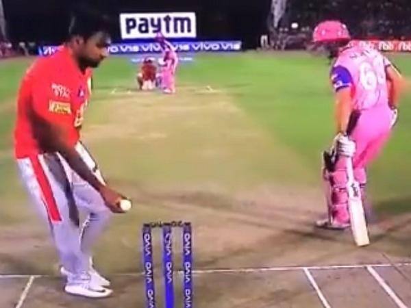 3. માંકડિંગને સત્તાવાર રનઆઉટ તરીકે ગણવામાં આવશે. જ્યારે નોન-સ્ટ્રાઈકીંગ એન્ડનો બેટ્સમેન બોલર બોલ ફેંકે તે પહેલા ક્રીઝમાંથી બહાર આવે છે અને બોલર તેનો હાથ રોકે છે અને તે છેડાના બેલ્સને ડ્રોપ કરે છે, તેને માંકડીંગ કહેવામાં આવે છે.