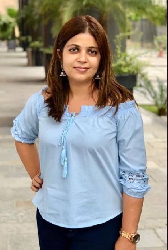 मालविकाने संगणक अभियांत्रिकीचे शिक्षण घेतले असून त्या मोगा येथे इंग्रजी कोचिंक सेंटर चालवतात.