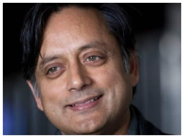 Shashi Tharoor Posts Selfie With Minister S Jaishankar At Delhi Event says Thank you Tharoor Thank You Selfie:  कांग्रेस नेता शशि थरूर ने विदेश मंत्री को धन्यवाद कहते हुए पोस्ट की सेल्फी, जानें वजह
