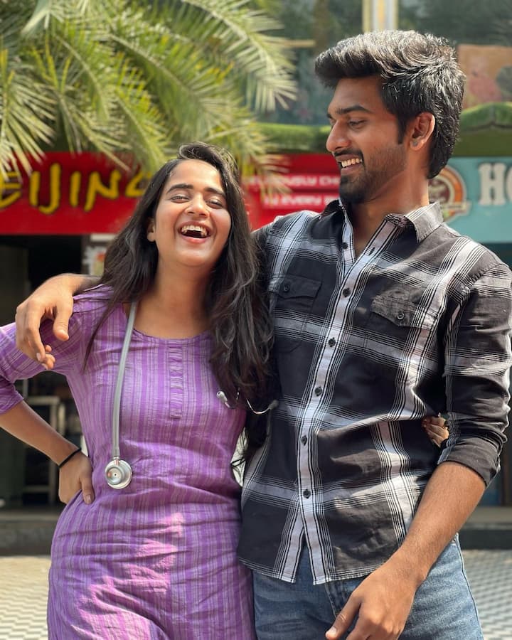దివ్య కూడా ఆనంద్‌ను ప్రేమిస్తుండటంతో మాయా ప్రేమను అతడికి చెప్పదు. చివరికి వారిద్దరూ పెళ్లి చేసుకుంటారు. మాయా వారికి పెళ్లిని చూసి అక్కడి నుంచి వెళ్లిపోతుంది. - Image Credit: Deepthi Sunaina/Instagram