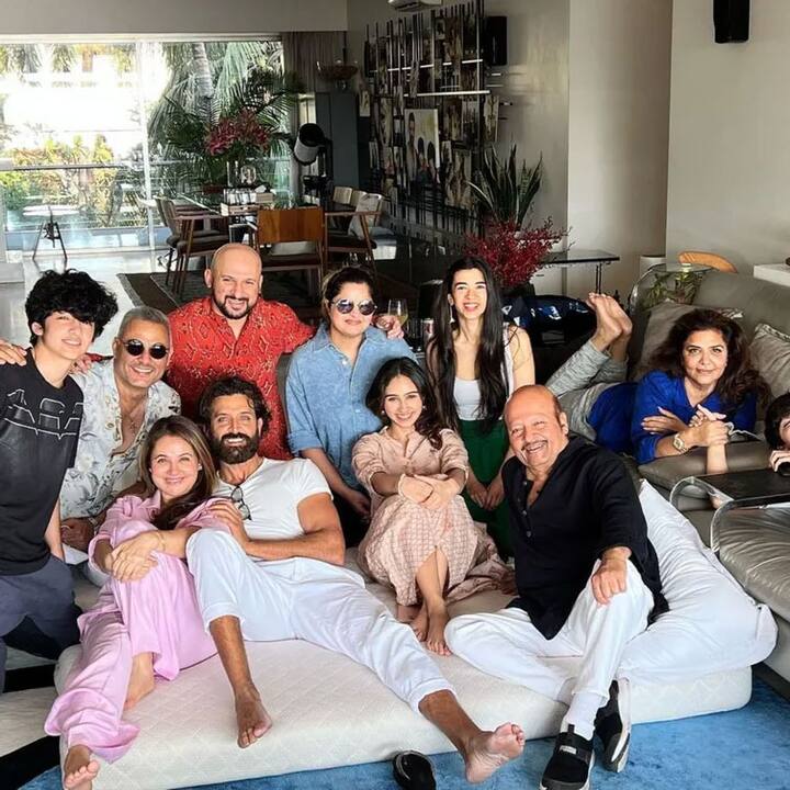 ऋतिक और सबा के रिश्ते में जो बात खास है वो ये कि दोनों के बीच उम्र का बड़ा अंतर है. सबा ऋतिक रोशन से 17 साल छोटी हैं. लेकिन इससे पहले भी कई सेलेब्स उम्र के इस फासले को नजरअंदाज कर चुके हैं. (फोटो – सोशल मीडिया)