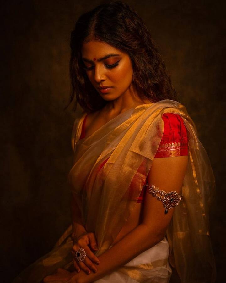 దీంతో పాటు ఓ బాలీవుడ్ ప్రాజెక్ట్ కూడా చేస్తోంది. ప్రస్తుతం ఈ బ్యూటీ షేర్ చేసిన ఫొటోలు సోషల్ మీడియాలో వైరల్ అవుతున్నాయి. (Photo Courtesy : Malavika Instagram)
