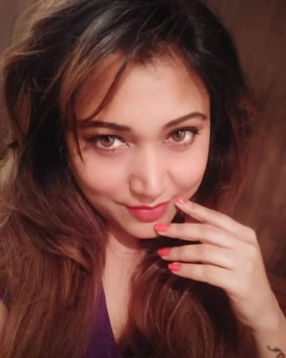 নেট দুনিয়ায় অভিনেত্রীর পোস্ট করা ছবি কিংবা ভিডিওতে লাইক কমেন্টে ভরান নেট নাগরিকরা। তাঁকে পর্দায় কেন বেশি দেখা যায় না, সে কথাও জানতে চান তাঁরা।