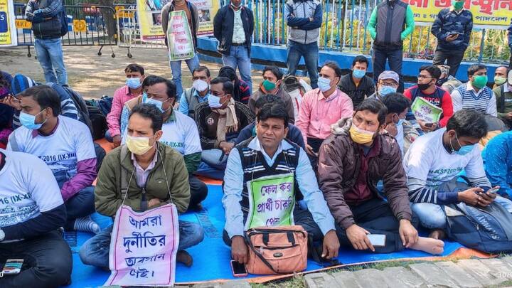 চাকরি প্রার্থীদের দাবি মুখ্যমন্ত্রী নিজে নিয়োগ পত্র দেওয়ার প্রতিশ্রুতি দিলেও কেন দেওয়া হল না, যতদিন না এর সুরাহা হয়, এই আন্দোলন চলবে বলেই জানিয়েছেন বিক্ষোভকারীরার।