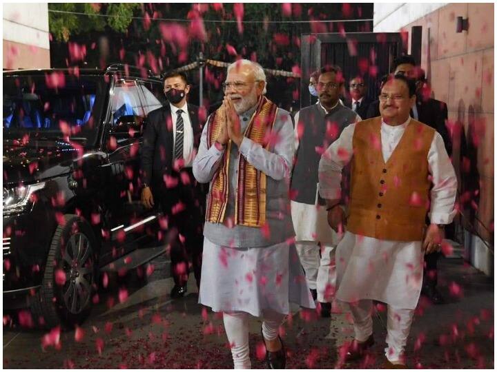 आज मोदी अहमदाबाद के जीएमडीसी मैदान में महा पंचायत सम्मेलन- ‘मारु गाम, मारु गुजरात’को संबोधित करेंगे. तालुका और जिला पंचायत के सदस्यों तथा नगर निगम पार्षदों सहित 1.38 लाख से अधिक निर्वाचित प्रतिनिधि इसमें भाग लेंगे.