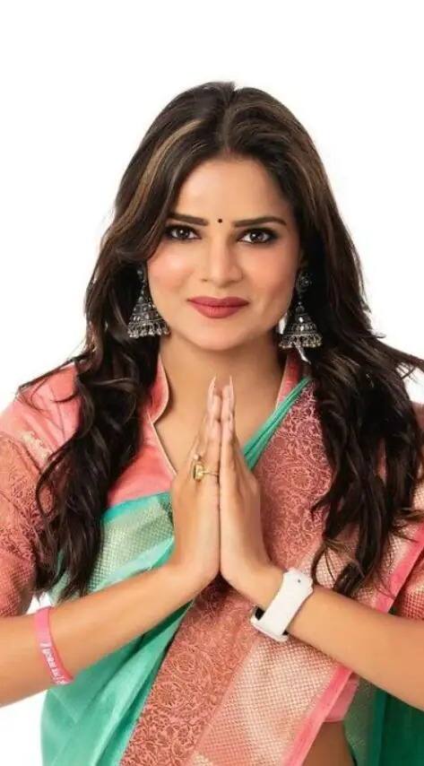 दक्षिणेतील चित्रपटसृष्टीत त्यांची ओळख बिकिनी गर्ल म्हणून ओळख आहे.