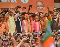 Elections Result 2022: શાનદાર જીત બાદ યોગીએ લખનૌ બીજેપી ઓફિસમાં રમી હોળી, જુઓ તસવીરો