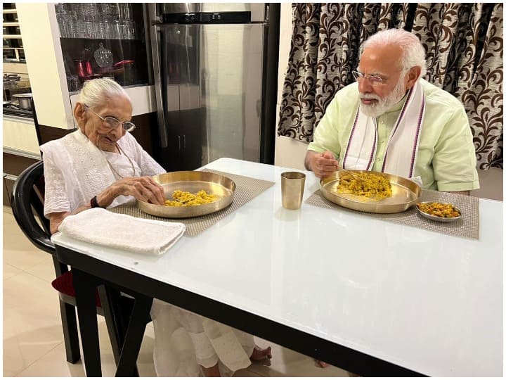 PM Modi meets his mother Heeraben in Gujarat Gandhinagar have dinner photo गुजरात के गांधीनगर में मां हीराबेन से मिले पीएम मोदी, साथ बैठकर खाया खाना