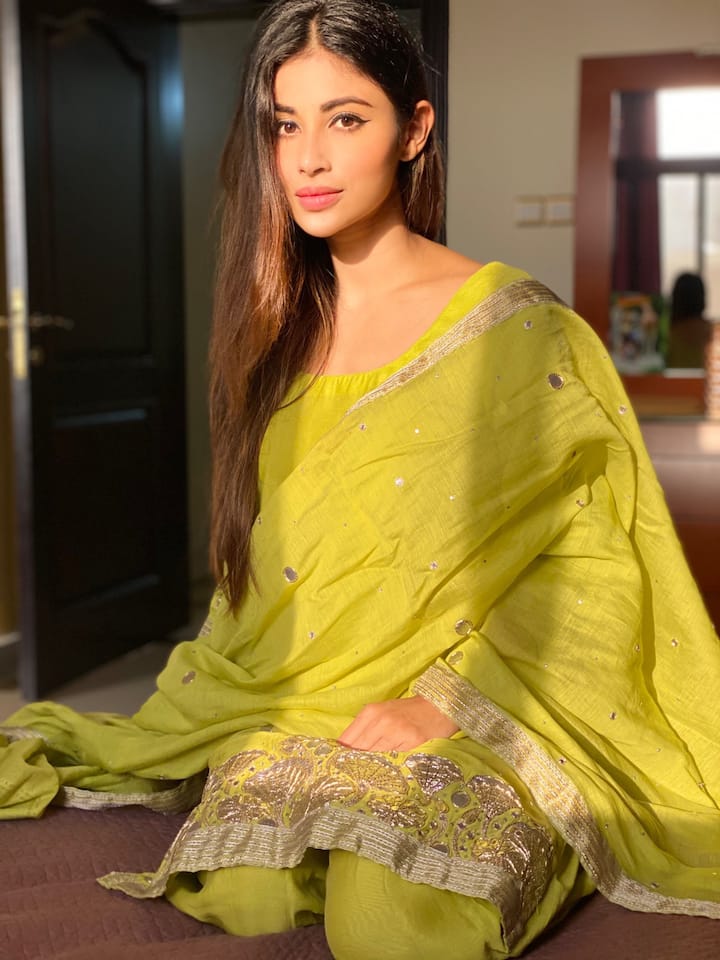 केवल बॉलीवुड एक्ट्रेसेस ही नहीं बल्कि टीवी दुनिया की कई एक्ट्रेसेस ने इस कलर में जलवे बिखेरे हैं, और इस बात का सबूत मौनी रॉय की ये तस्वीर है.