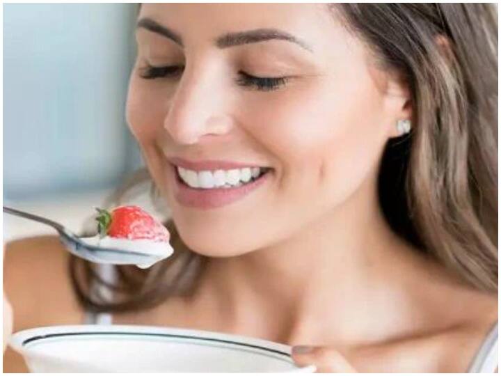 दही-  गर्मियों में दही शरीर को पोषण देता है साथ ही वजन घटाने में भी मदद करता है. दही खाने से काफी देर तक पेट भरा रहता है और आप ओवर ईटिंग से भी बचे जाते हैं. दही में कैल्शियम, पोटेशियम, विटामिन बी 2, विटामिन बी 12 और मैग्नीशियम होता है, दही खाने से पेट हल्का रहता है.