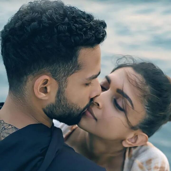 दीपिका पादुकोण और सिद्धांत चतुर्वेदी को एक साथ पहली बार पर्दे पर देखना दर्शकों के लिए एक अच्छा अनुभव रहा. फिल्म गहराइयां में इनकी केमिस्ट्री खूब सुर्खियों में रही.