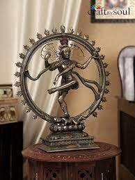 घर में नटराज की तस्वीर भी न रखें. यह एक ब्रह्मांडीय नर्तक के रूप में शिव की छवि होती है. वास्तु अनुसार इसे विनाश का भी प्रतीक भी माना गया है. इसलिए घर नटराज का शोपीस या तस्वीर न लगाएं.