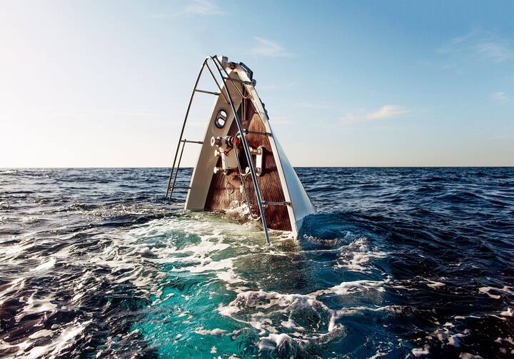 घर में ऐसी तस्वीरें भूलकर भी न लगाएं, जो आपके अंदर उदासी ला दें. घर में बिना फूल या फल के पेड़ के चित्र, डूबते जहाज या नाव, तलवार की लड़ाई की तस्वीर, शिकार के चित्र, पकड़े गए हाथियों की तस्वीर, रोते हुए व्यक्ति की तस्वीर भूलकर न लगाएं.