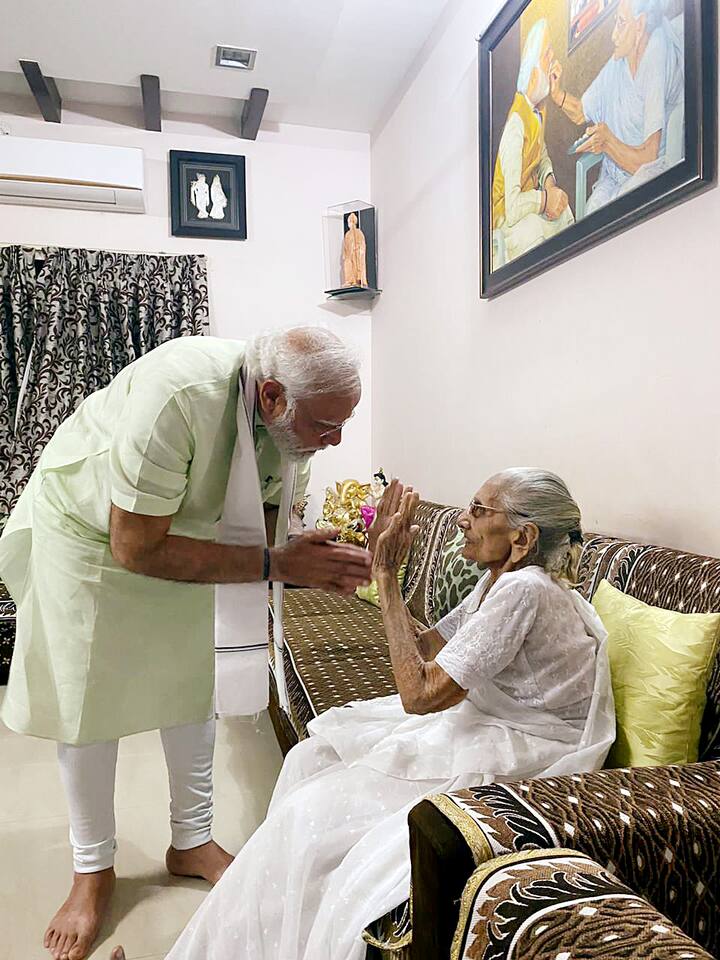 मोदींनी आज आईची भेट घेऊन तिचे आशीर्वाद घेतले.